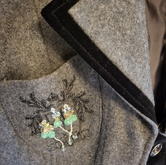 DKNY Jeans. Short waisted grey felt wool blazer, black velvet trim - Picture 3 of 13